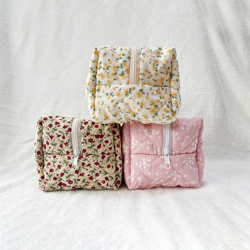 2022 Quilted Floral Cosmetic Bag Trendy Soft Cotton Material Cute Flower Designer Makeup Pouch