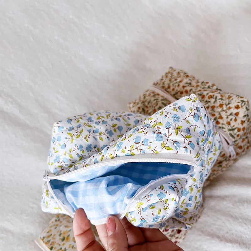 2022 Quilted Floral Cosmetic Bag Trendy Soft Cotton Material Cute Flower Designer Makeup Pouch