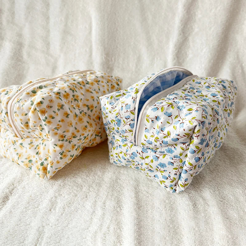 2022 Quilted Floral Cosmetic Bag Trendy Soft Cotton Material Cute Flower Designer Makeup Pouch