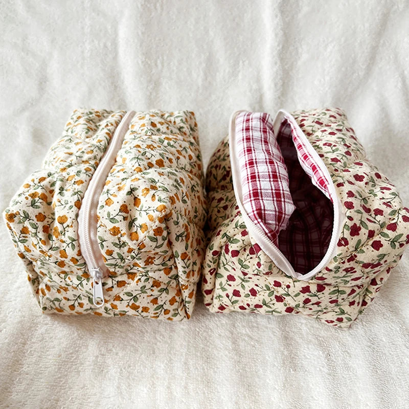 2022 Quilted Floral Cosmetic Bag Trendy Soft Cotton Material Cute Flower Designer Makeup Pouch