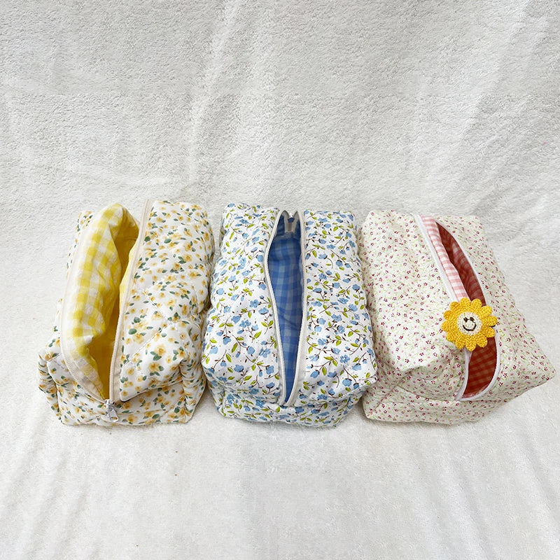 2022 Quilted Floral Cosmetic Bag Trendy Soft Cotton Material Cute Flower Designer Makeup Pouch