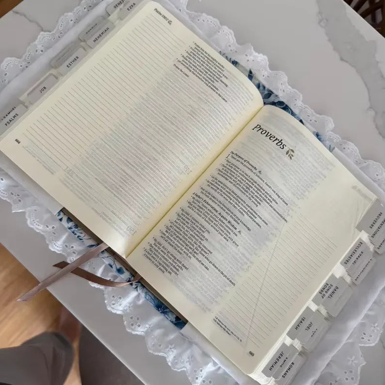 Handle Floral Bible Cover Customized Cotton Quilted Bible Sleeve Christmas Gift for Book Lovers With Lace