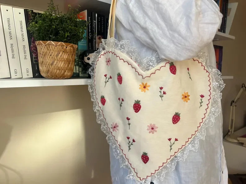 Heart-shaped Quilted Bag Floral Handle Bag with Ruffle Customized Soft Cotton Beauty Bag