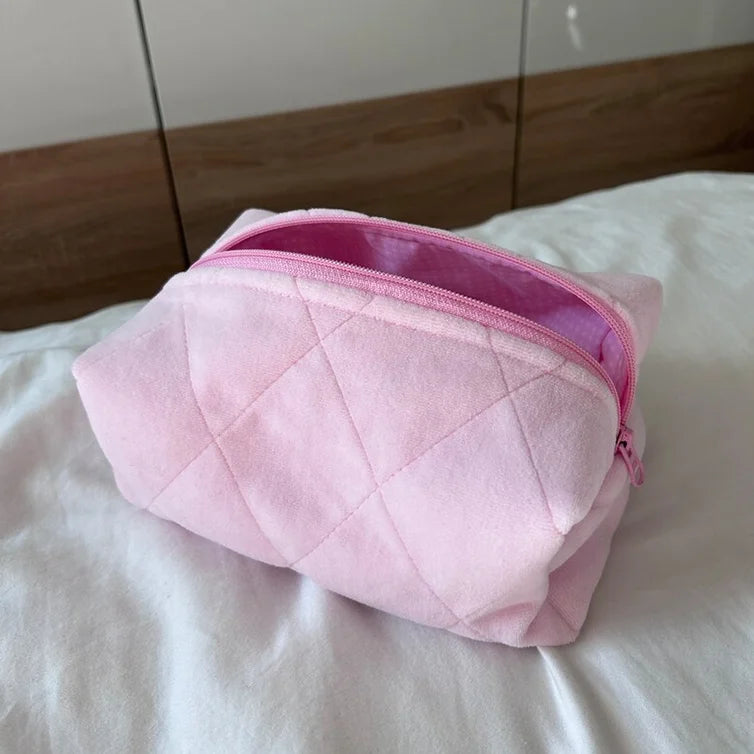New Fashion Quilted Baby Pink Velvet Makeup Bag Custom Cotton Elegant Toiletry Bag Cute Handmade Cosmetic Bag with Own Logo