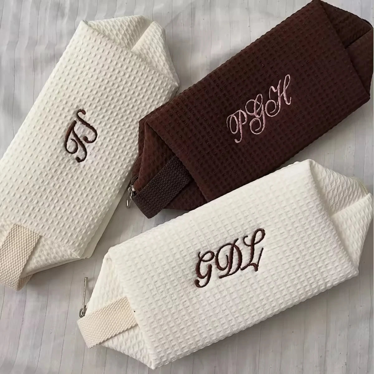 OEM Deep Embroidery Cosmetic Pouch Waffle Water Resistant Cosmetic Case Personalized Polyester Travel Makeup Pouch Zipper