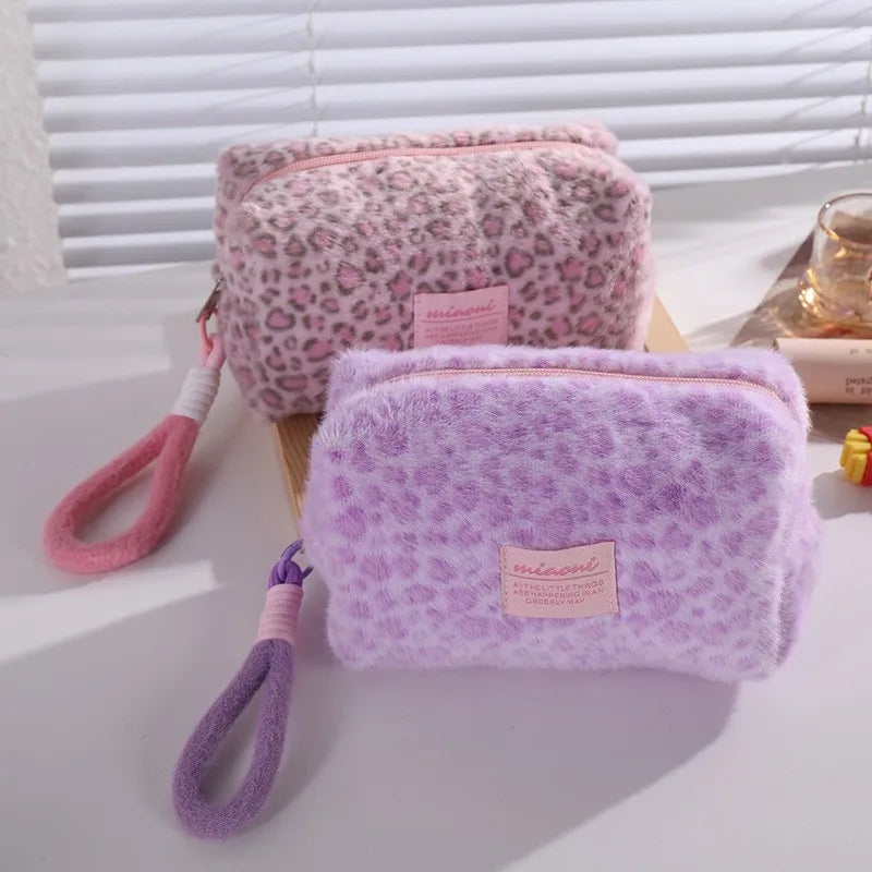 OEM Korean-style Large Capacity Portable Skincare Winter Leopard Print Plush Hand-held Zipper Handbag Clutch Bag for Girls