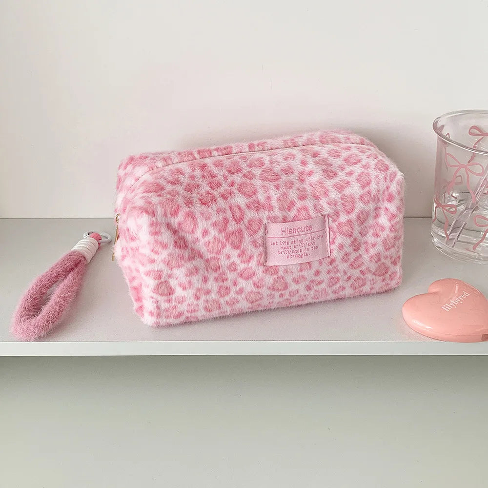 OEM Korean-style Large Capacity Portable Skincare Winter Leopard Print Plush Hand-held Zipper Handbag Clutch Bag for Girls