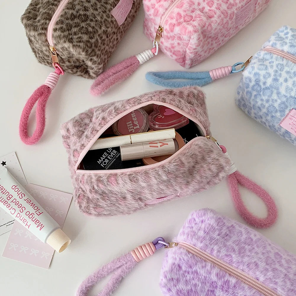 OEM Korean-style Large Capacity Portable Skincare Winter Leopard Print Plush Hand-held Zipper Handbag Clutch Bag for Girls