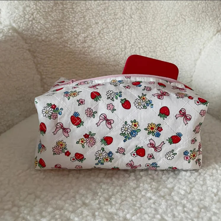 Private Label Women Beauty Makeup Bag Skincare Handmade Cotton Cosmetic Bag Custom Eco Friendly Bow Quilted Toiletry Bag
