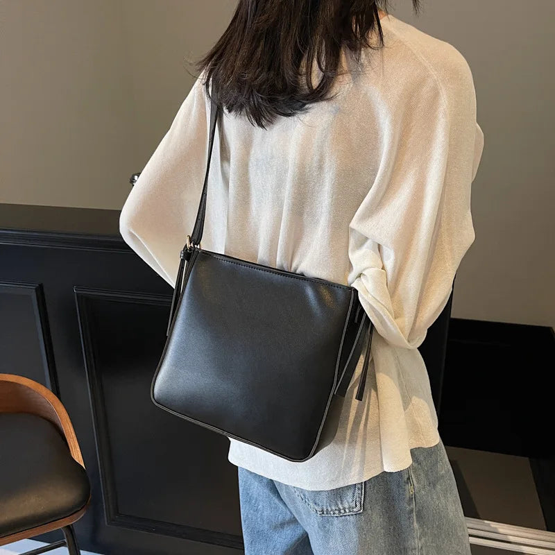 Tote Bag Women's Cross-border Retro Medium Zipper Large Capacity Simple Casual One-shoulder Underarm Crossbody Bucket Bag